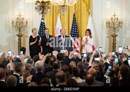 Le président Donald J. Trump, accompagné de la première Dame Melania Trump, du président polonais Andrzej Duda et de sa femme Mme Agata Kornhauser-Duda, accueille les invités à une réception polonaise-américaine le mercredi 12 juin 2019 dans la salle est de la Maison Blanche. Le président Trump et la première Dame se rendent en visite avec le président de la Pologne et Mme Duda Banque D'Images