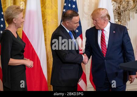 Le président Donald Trump serre la main du président polonais Andrzej Duda après avoir prononcé un discours lors d’une réception polono-américaine dans la salle est de la Maison Blanche le 12 juin 2019. L'événement a célébré les relations entre les États-Unis et la Pologne. Banque D'Images
