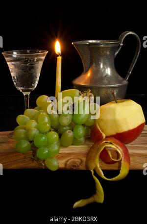 Une vie encore avec des fruits, une pomme, une pêche et des raisins, un pot de boîte et un verre d'eau dans le style d'un artiste ancien Banque D'Images