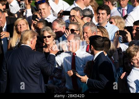 Le 21 juin 2019, le président Donald J. Trump et la première dame Melania Trump, rejoints par le vice-président Mike Pence et la seconde dame Karen Pence, ont accueilli les invités le long d’une corde lors du pique-nique du Congrès de 2019 sur la pelouse sud de la Maison Blanche. Banque D'Images