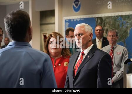 Le vice-président Mike Pence fait des visites au National Hurricane Center de Miami, en Floride le mardi 25 juin 2019 le vice-président Mike Pence fait des visites au National Hurricane Center de Miami Banque D'Images