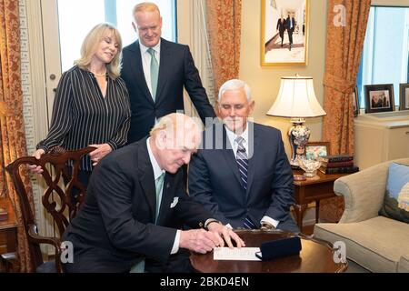 Le Vice-président Mike Pence participe à la cérémonie de serment de l'ambassadeur des États-Unis en République d'Irlande Edward Crawford le mercredi 26 juin 2019 cérémonie de serment de l'ambassadeur des États-Unis en République d'Irlande Banque D'Images