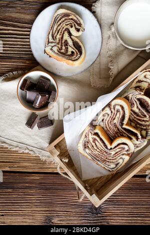 De délicieuses tranches de pain Babka au chocolat maison traditionnel Banque D'Images