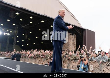 Le président Donald J. Trump arrive à s’adresser au personnel militaire et à leurs familles dimanche 30 juin 2019 à la base aérienne d’Osan, en Corée. Le président Trump prononce une allocution à la base aérienne d'Osan Banque D'Images