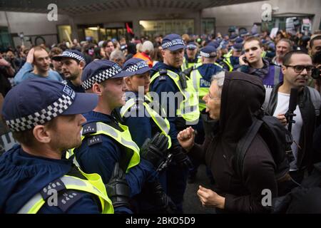 Londres, Royaume-Uni. 4 novembre 2015. Les agents de police métropolitaine forment un cordon autour de milliers d'étudiants et de leurs partisans qui assistent à une manifestation nationale pour une éducation gratuite. La manifestation a été organisée par la campagne nationale contre les frais et les réductions (NCAFC) pour protester contre les frais de scolarité et les plans du gouvernement de halater des subventions d’entretien à compter de 2016. Crédit: Mark Kerlison/Alay Live News Banque D'Images