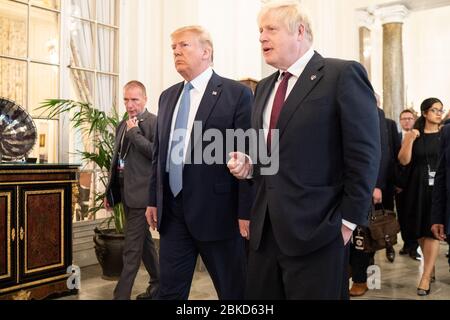 Le président Trump et le premier ministre britannique Boris Johnson s’engagent dans des discussions après leur petit déjeuner de travail à l’Hôtel du Palais à Biarritz, en France, le 25 août 2019, lors du Sommet du G7. Banque D'Images