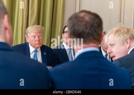 Le président Donald J. Trump et le Premier ministre britannique Boris Johnson, réunis par des membres de leurs délégations, participent à la séance de petit-déjeuner de travail le dimanche 25 août 2019 à l'hôtel du Palais Biarritz à Biarritz, en France, site du Sommet du G-7. #G7Biarritz Banque D'Images