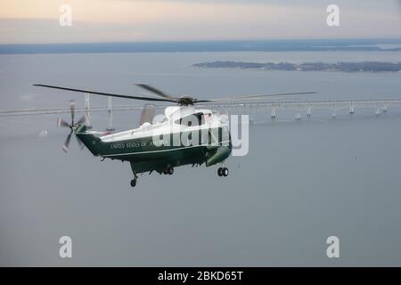 Le président Donald Trump se rend à bord de Marine One en route vers la base aérienne de Douvres. Le président Trump a fait un voyage non annoncé le mercredi 1er février 2017 pour honorer les restes de retour d'un SCEAU de la marine américaine, l'opérateur spécial de guerre William "Ryan" Owens, tué lors d'un raid au Yémen le 29 janvier 2017. Les 100 premiers jours du président Trump : 12 Banque D'Images