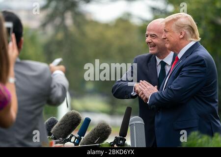 Le président Donald J. Trump, accompagné du président de la FIFA Gianni Infantino, s’est adressé à la presse sur la pelouse sud de la Maison Blanche le 9 septembre 2019. C’était juste avant que le président Trump embarque à bord de Marine One pour commencer son voyage en Caroline du Nord. Banque D'Images