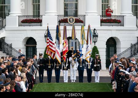 Le 11 septembre 2019, un gardien de couleur a présenté les couleurs sur la pelouse sud de la Maison Blanche lors d’un moment de silence en l’honneur des victimes des attentats de 9/11. L'événement marquait le 18e anniversaire de l'événement tragique. Banque D'Images