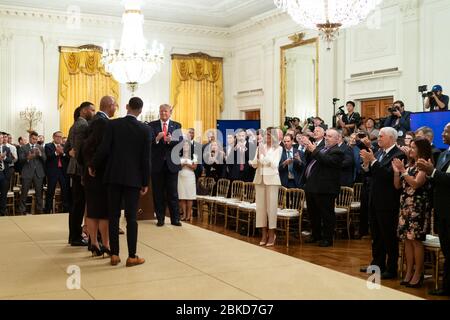 Mariano Rivera, récipiendaire de la Médaille présidentielle de la liberté, a rejoint l'équipe sur scène par des membres de sa famille, reçoit une ovation permanente du président Donald J. Trump, de la première Dame Melania Trump, du vice-président Mike Pence, de la deuxième Dame Karen Pence et des invités lundi 16 septembre 2019, Lors de la cérémonie de remise de la Médaille présidentielle de la liberté dans la salle est de la Maison Blanche. Mariano Rivera reçoit la Médaille de la liberté Banque D'Images