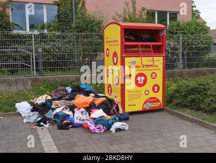 Boîte de collecte Humana pour les vêtements usagés à Berlin Banque D'Images