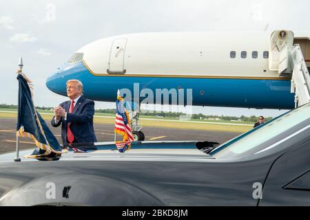 Le président Donald J. Trump fait des vagues et reconnaît les partisans lorsqu'il arrive dimanche 22 septembre 2019 à l'aéroport Lima Allen de Lima, dans l'Ohio. Le président Trump en Ohio Banque D'Images