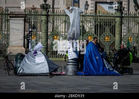 Une vue montre certaines personnes qui protestent contre le verrouillage avec une occupation illégale dans Turin déserte sur la Piazza Castello le 3 mai en Italie, du Banque D'Images