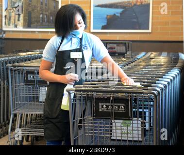 Mount Pleasant, Wisconsin, États-Unis. 3 mai 2020. Les chariots sont aseptisés dans un supermarché Pick 'n Save dans le village de Mount Pleasant, Wisconsin dimanche 3 mai 2020. Crédit: Mark Hertzberg/ZUMA Wire/Alay Live News Banque D'Images