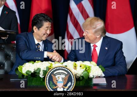 Le 25 septembre 2019, le président Donald J. Trump a participé à une cérémonie de signature d'un accord commercial avec le premier ministre japonais Shinzo Abe à l'InterContinental New York Barclay pendant l'Assemblée générale des Nations Unies (AGNU). Banque D'Images