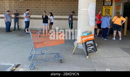 Mount Pleasant, Wisconsin, États-Unis. 3 mai 2020. Les clients doivent attendre en ligne pour être admis progressivement dans un magasin Home Depot dans le Village de Mount Pleasant, Wisconsin dimanche 3 mai 2020. Un associé de magasin utilise un compteur à main pour déterminer le nombre de personnes pouvant être utilisées à la fois. Crédit: Mark Hertzberg/ZUMA Wire/Alay Live News Banque D'Images