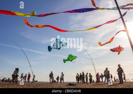 Saint-Pétersbourg, Russie - 31 août 2019. Les gens marchent autour, des rubans colorés et des figurines en cerf-volant accrochés sur des poteaux et volant dans le ciel bleu Banque D'Images