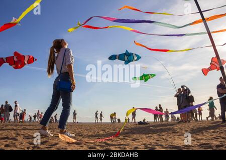 Saint-Pétersbourg, Russie - 31 août 2019. Les gens marchent autour, des rubans colorés et des figurines en cerf-volant accrochés sur des poteaux et volant dans le ciel bleu Banque D'Images