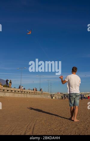 Saint-Pétersbourg, Russie - 31 août 2019. Les gens marchent autour, des rubans colorés et des figurines en cerf-volant accrochés sur des poteaux et volant dans le ciel bleu Banque D'Images