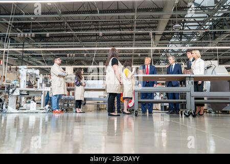 Le 17 octobre 2019, le président Donald J. Trump visite l’atelier Louis Vuitton-Rochambeau à Alvarado, au Texas, où il s’entretient avec des travailleurs et rencontre Bernard Arnault, PDG de LVMH, et d’autres dirigeants. La visite a porté sur la fabrication américaine et la création d'emplois. Banque D'Images