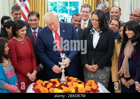 Le 24 octobre 2019, le président Donald J. Trump a participé à une cérémonie Diwali à la Maison Blanche, allumant le Diya pour célébrer la Fête des lumières. Banque D'Images