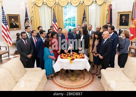 Le président Donald J. Trump est accompagné d'invités lorsqu'il participe au festival Diwali de l'éclairage cérémonial de la Diya jeudi 24 octobre 2019, au Bureau ovale de la Maison Blanche. Éclairage cérémonial de la Diya Banque D'Images