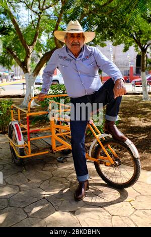 Portrait d'un cow-boy d'âge moyen, habillé d'une chemise brodée et d'un chapeau typique, sur la place Tizmin. Banque D'Images