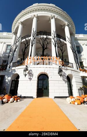 Les membres de l'armée de l'air des États-Unis pratiquent des cordes de roulement pendant la mise en place de l'événement 2019 de la Maison Blanche Halloween lundi 28 octobre 2019, sur les escaliers est et ouest à l'entrée du South Portico de la Maison Blanche. Halloween à la Maison Blanche 2019! Banque D'Images