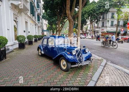 Bleu vintage Citroën traction avant 15 voitures classiques stationnées sur le pavé à l'extérieur de l'hôtel Sofitel Legend Metropole Hanoi, Hanoï, nord du Vietnam Banque D'Images