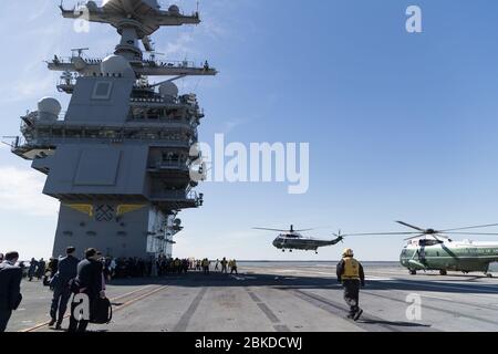 Marine One atterrit à bord du pont de vol de la PCU Gerald R. Ford le jeudi 2 mars 2017 à Newport News, en Virginie. Les 100 premiers jours du président Trump : 20 Banque D'Images