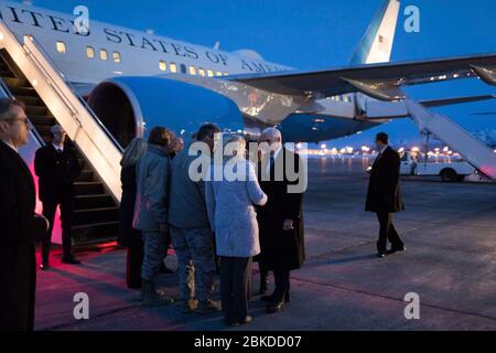 Le vice-président Mike Pence et Mme Karen Pence débarquent de la Force aérienne deux à la base conjointe Elmendorf-Richardson, le lundi 5 février 2018, Et sont accueillis par le gouverneur de l'Alaska Bill Walker (R-AK) et son épouse Dann Walker, le général Lori Robinson, le Commandant du Commandement Nord américain et du Commandement de la Défense aérospatiale de l'Amérique du Nord, le général de gauche Kenneth Wilsbach, commandant de la région du Commandement de la Défense aérospatiale de l'Alaska et son épouse Cindy Wilsbach, à Anchorage, en Alaska. Visite du vice-président Pence en Asie Banque D'Images