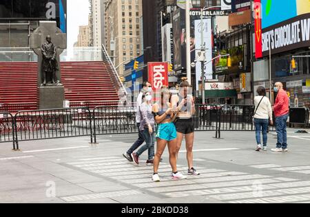 New York, NY - 3 mai 2020: Les gens aiment la journée de printemps chaude sur Times Square au milieu de la pandémie COVID-19 Banque D'Images