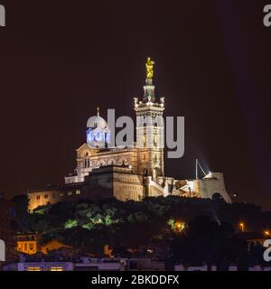 La basilique notre Dame de la Garde vue de Marseille Vieux Port (vieux port) la nuit, France Banque D'Images