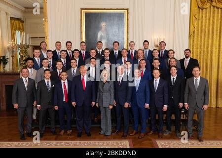 Le président Donald J. Trump pose avec des membres de l’équipe de baseball championne d’État de l’Oregon de l’Oregon de 2019 le vendredi 22 novembre 2019, lors de la NCAA Collegiate National Champions Day à la Maison Blanche. Le président Trump salue les champions nationaux de la NCAA Banque D'Images