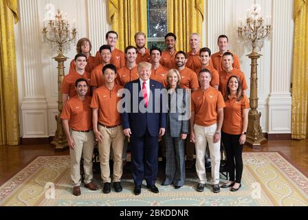 Le président Donald J. Trump pose avec des membres de l’équipe de tennis championne nationale de l’Université du Texas de 2019 NCAA vendredi 22 novembre 2019, lors de la Journée nationale des champions de la Maison Blanche. Le président Trump salue les champions nationaux de la NCAA Banque D'Images