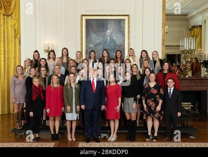 Le président Donald J. Trump pose avec des membres de l’équipe de championne des femmes de l’Université NCAA du Maryland 2019, l’équipe de Lacrosse, vendredi 22 novembre 2019, lors de la Journée nationale des champions de la NCAA à la Maison Blanche. Le président Trump salue les champions nationaux de la NCAA Banque D'Images