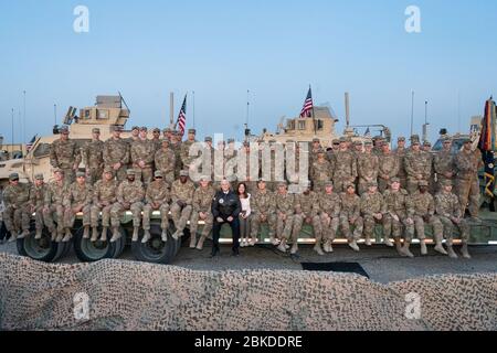 Le vice-président Mike Pence fait une visite surprise le samedi 23 novembre 2019 aux troupes en Irak pour Thanksgiving. Vice-président Pence en Irak Banque D'Images