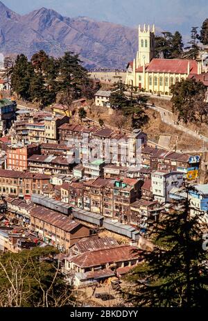 Shimla, Himachal Pradesh, Inde - octobre 1986: Vue sur la station de Shimla, colline indienne, montrant l'église du Christ et les bâtiments sur la colline en dessous. Film 35 mm numérisé. Banque D'Images