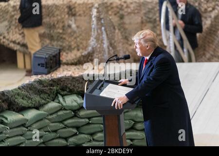 Le président Donald J. Trump visite les troupes à Bagram Airfield le jeudi 28 novembre 2019, en Afghanistan, lors d'une visite surprise pour passer Thanksgiving avec les troupes. Le président Trump passe l’action de grâce avec des troupes en Afghanistan Banque D'Images