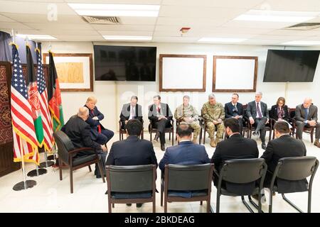 Le président Donald J. Trump visite les troupes à Bagram Airfield le jeudi 28 novembre 2019, en Afghanistan, lors d'une visite surprise pour passer Thanksgiving avec les troupes. Le président Trump passe l’action de grâce avec des troupes en Afghanistan Banque D'Images