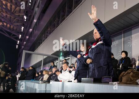 Le 9 février 2018, le vice-président Mike Pence et MRS Karen Pence ont assisté à la cérémonie d'ouverture des Jeux olympiques d'hiver de 2018 au stade olympique de Pyeongchang en Corée du Sud, marquant le début des Jeux olympiques d'hiver. Banque D'Images