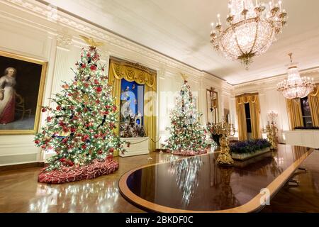 La chambre est de la Maison Blanche est décorée pour la saison de Noël dimanche 1er décembre 2019. Noël à la Maison Blanche Banque D'Images