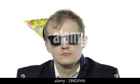 Portrait de l'homme jeune et endormi de la planche avec un hanguleur. Émotions. Homme d'affaires en costume avec bouée, casquette festive et lunettes de soleil. Fond blanc. Concept de fête d'anniversaire de bureau Banque D'Images