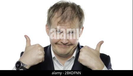 Portrait de l'homme endormi jeune bu. Émotions. Homme d'affaires de type ouvrier disqué en costume noir et chemise blanche donnant pouces vers le haut. Fond blanc. Concept de travail hors service Banque D'Images