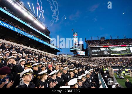 Le président Donald J. Trump observe un survol militaire avec les cadets de la Marine américaine lors du 120ème match de football de la Marine militaire à Lincoln Financial Field à Philadelphie, en Pennsylvanie. Le président Trump au match de football de la Marine nationale Banque D'Images