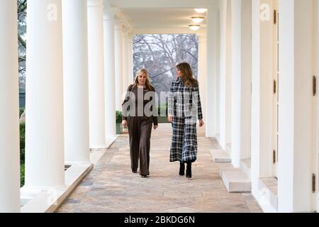 Le 7 janvier 2020, la première dame Melania Trump et MRS Mareva Grabowski-Mitsotakis, épouse du premier ministre grec Kyriakos Mitsotakis, ont marché ensemble le long de la Colonnade de la Maison Blanche lors de la visite du premier ministre grec et de son épouse. Banque D'Images