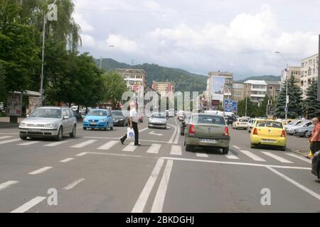 En voiture à Baia Mare, Roumanie. Les gens qui traversent la rue par la circulation. Banque D'Images