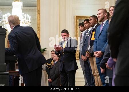 Le chef entraîneur de football de LSU Ed Orgeron applaudit le président Donald J. Trump lors de ses remarques à l'occasion du championnat national de football de l'université d'État de Louisiane, le vendredi 17 janvier 2020, dans la salle est de la Maison Blanche. Le football LSU à la Maison Blanche Banque D'Images