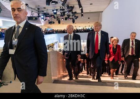 Le président Donald J. Trump, joint par le fondateur du Forum économique mondial et président exécutif Klaus Schwab, assiste à la 50ème réunion annuelle du Forum économique mondial le mardi 21 janvier 2020 au Centre des congrès de Davos à Davos, en Suisse. Le président Trump à Davos Banque D'Images